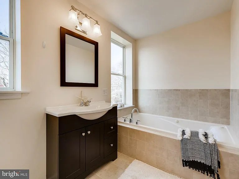 1433 Olive St — Photo 2