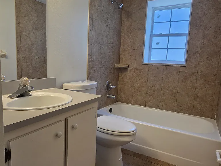915 Ariana Apartment Community — Photo 33