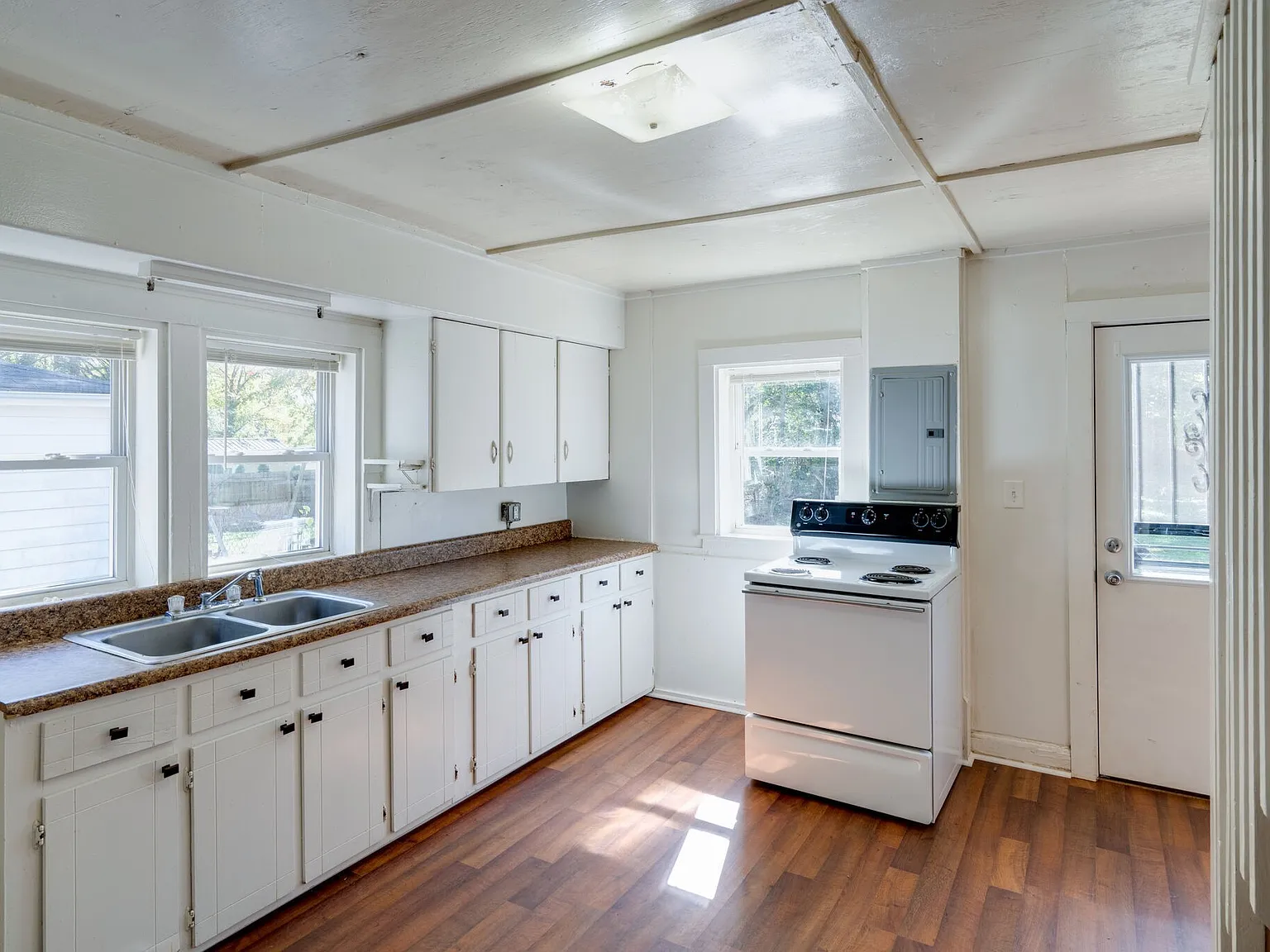 2 bed, 1.0 bath, 1100 sqft, $1,500 — Photo 2