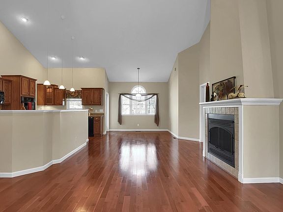 5th image of 231 Collinsville St