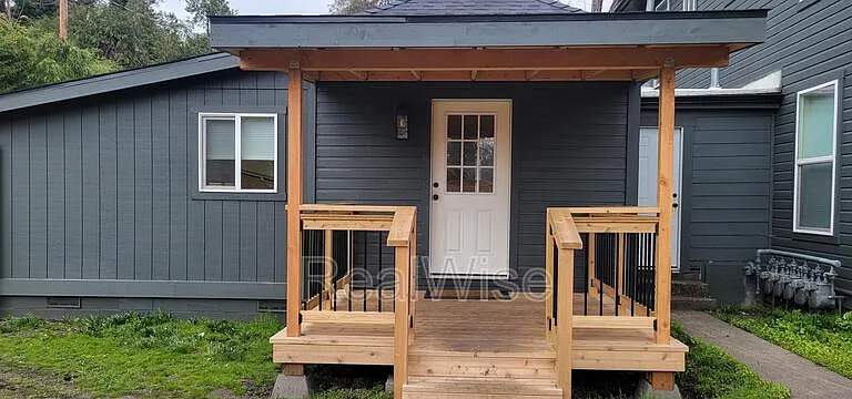 509 NW C St #5 — Photo 1