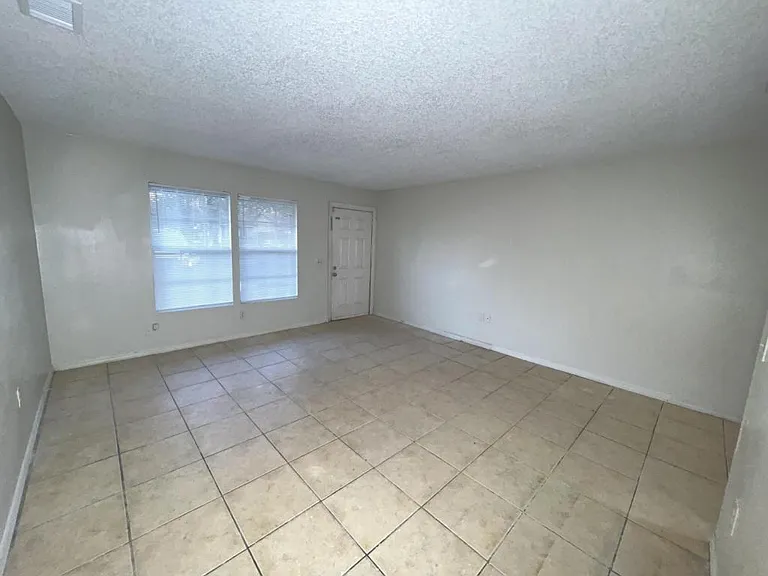 1087 Old South Dr — Photo 3
