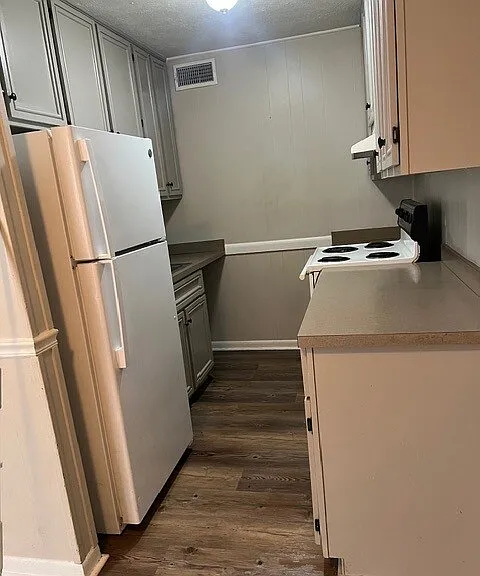 600 E Georgetown St — Photo 2