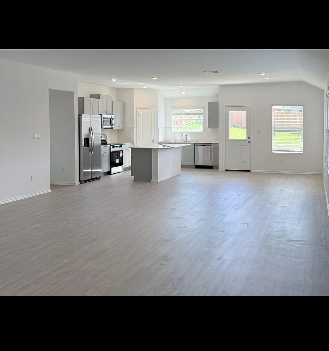 4 bed, 2071 sqft, $2,200 — Photo 2