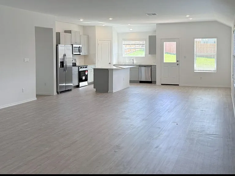 124 Greystone Ct — Photo 2
