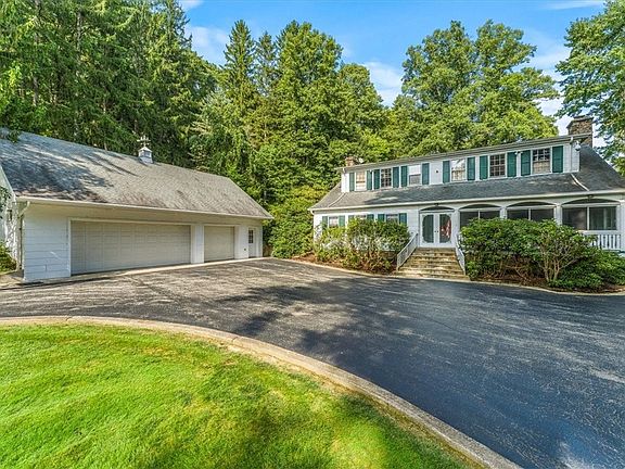 3rd image of 326 Old Orchard Ln