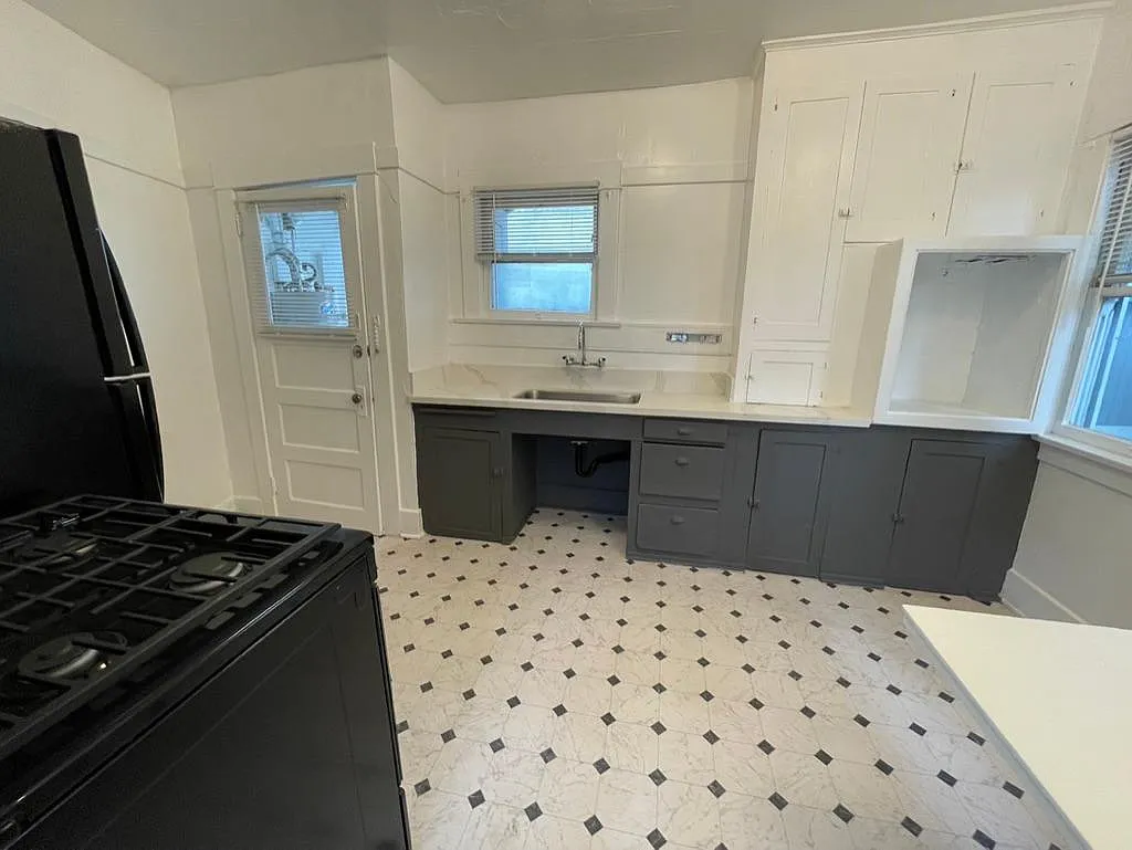 472 1/2 W 22nd Street — Photo 2