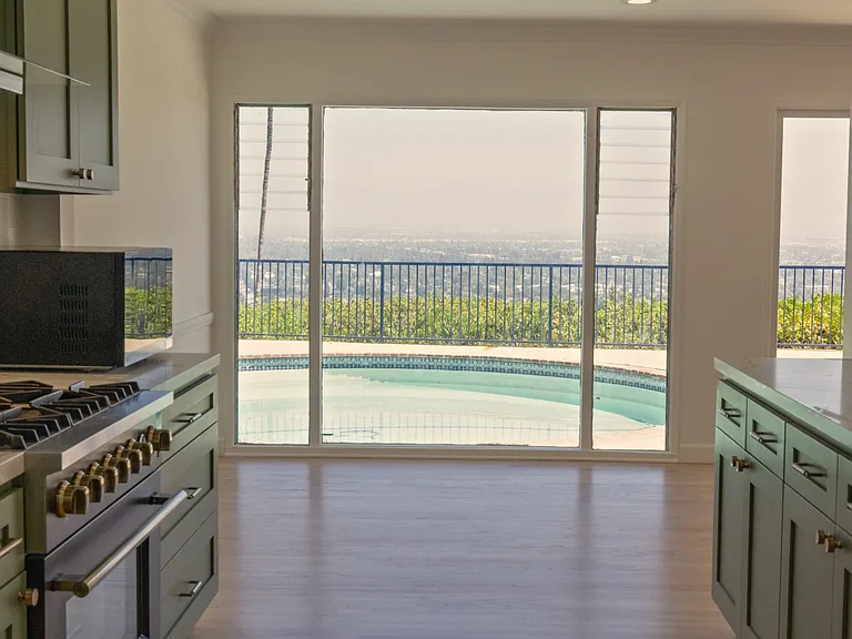 3710 Glenridge Dr — Photo 11