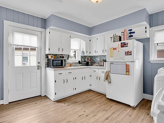 4th image of 40 Laurel St