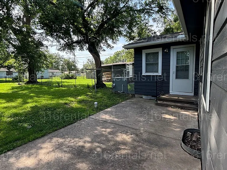 418 N State St — Photo 7