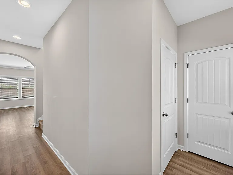 255 Mansell — Photo 4