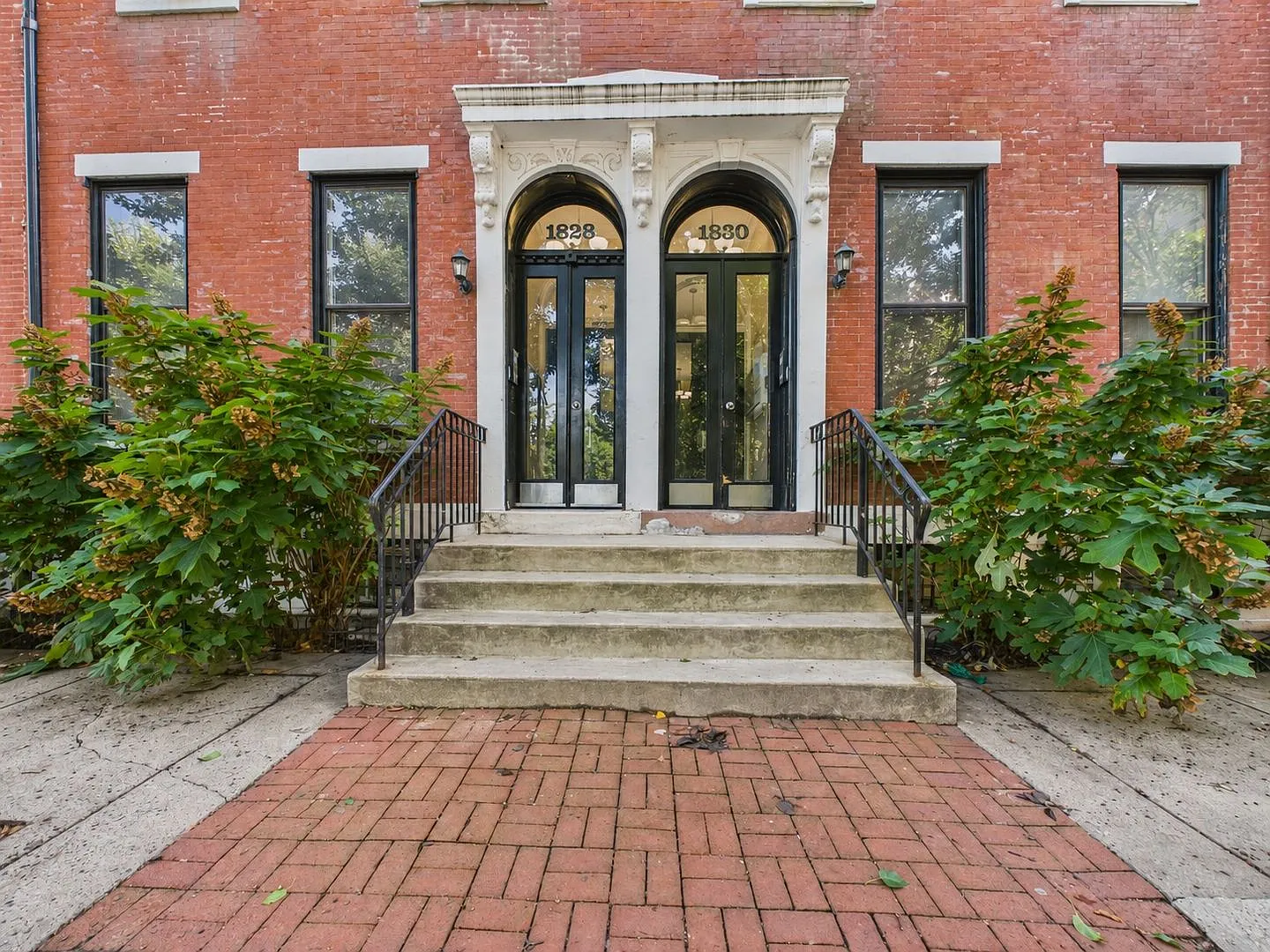 Bright One Bedroom Apartment in Spring Garden + Parking! — Photo 1