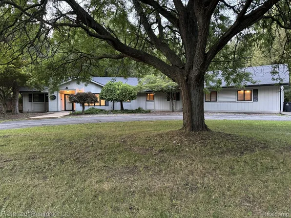 37782 Oakwood Meadows Dr, Westland, MI 48185