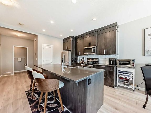 5th image of 984 E Seton Cir SE