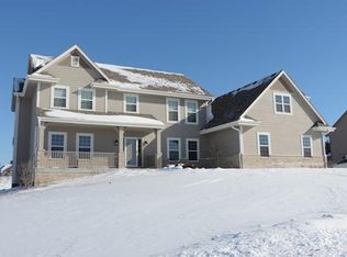 W227N3610 Wyndemere Ct, Pewaukee, WI 53072