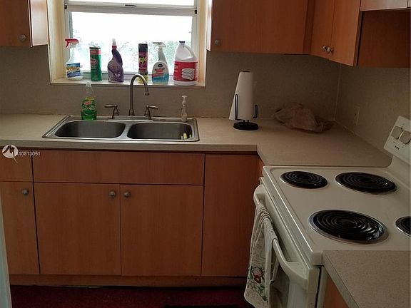 4th image of 424 E Tamiami Blvd