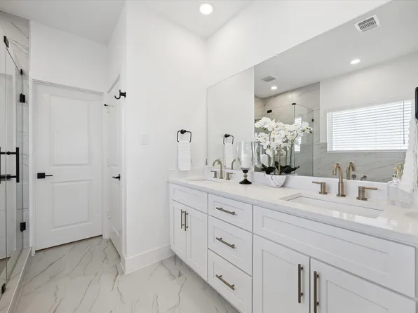 5608 Camino Encantado Dr, Houston, TX 77091