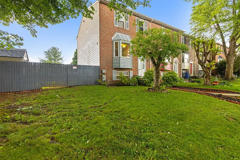 3 bed, 2.5 bath, 1542 sqft, $2,300 — Photo 2