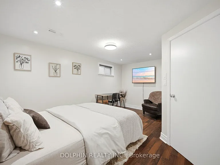 1090 Vanier Dr — Photo 34