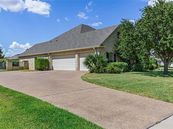 3rd image of 1108 Castle Bluff Cir
