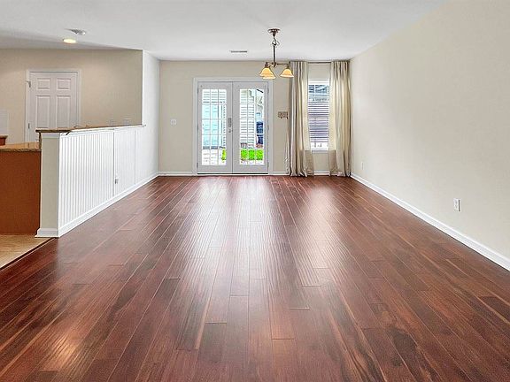 3rd image of 4824 Willow Brook Ln
