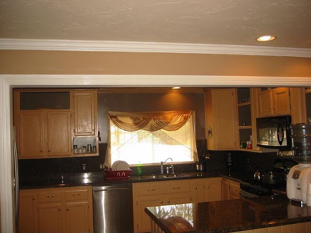 Kitchen w/upgraded counter tops