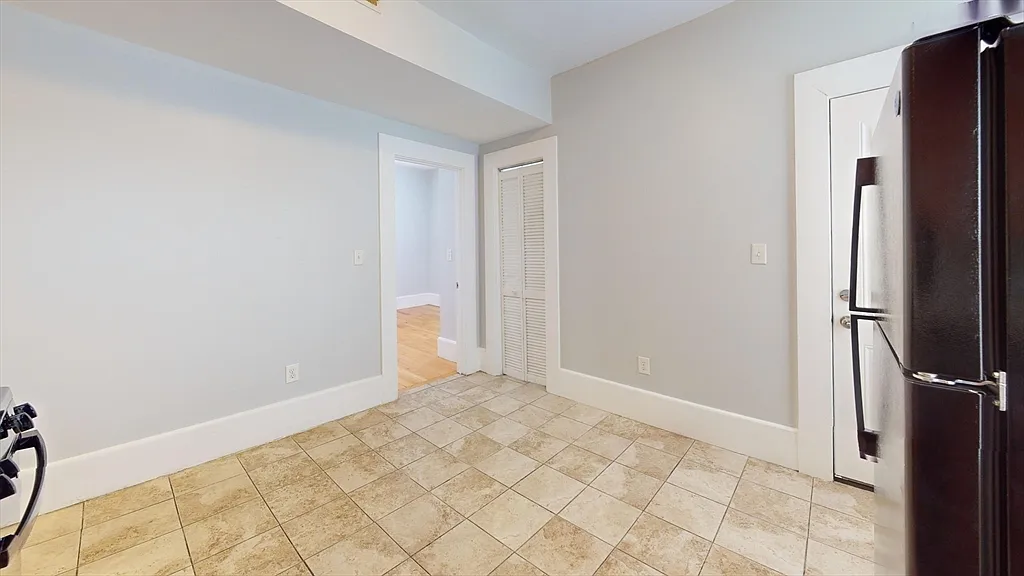 Building Photo - 18 Rowell St #3