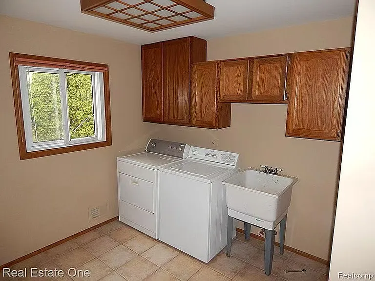 1947 N Fairview Ln — Photo 14