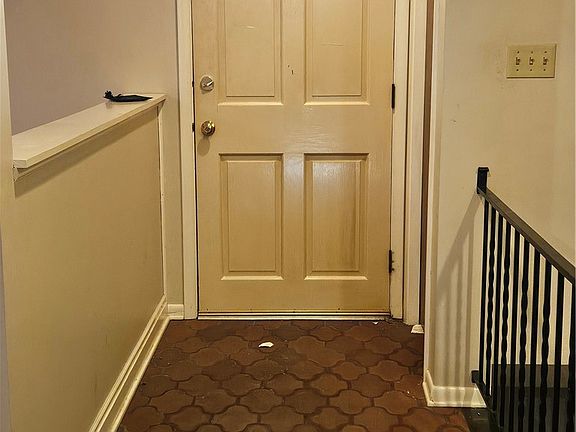 5th image of 221 Thornberry Dr