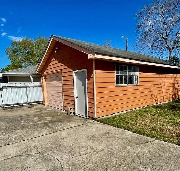 2329 Lyndell Dr — Photo 13