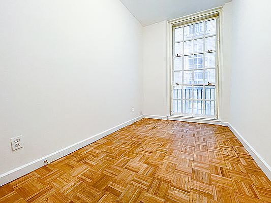 5th image of 516 E 78th St #1
