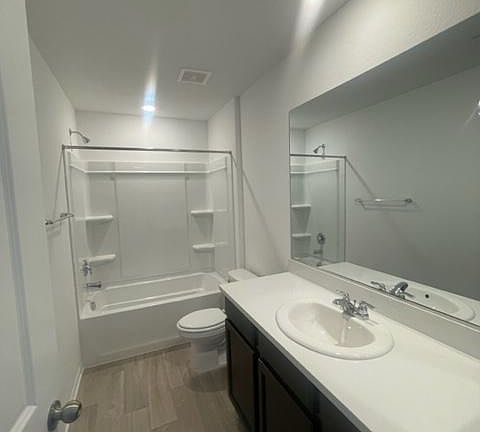 5th image of 7643 Dewey Dr