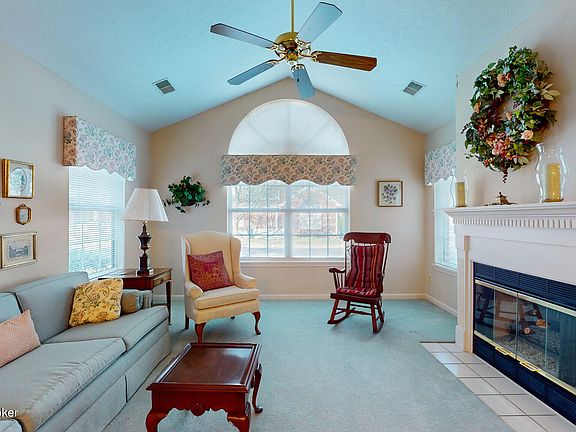 2nd image of 3827 Greenhurst Dr