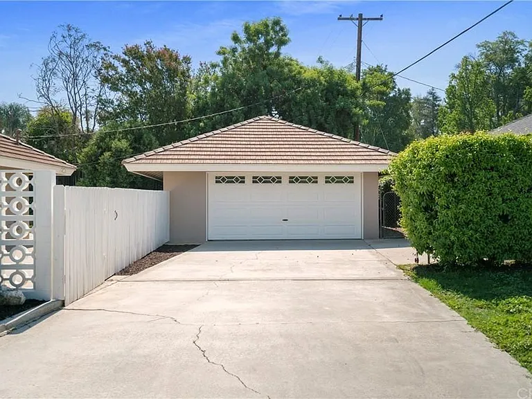 5070 Chapala Dr — Photo 11