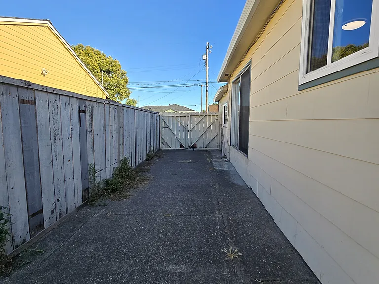 1636 Virginia St — Photo 8