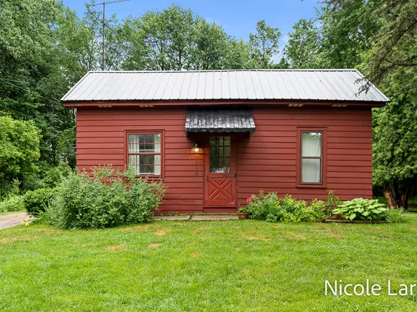 4696 Sixteen Mile Rd NE, Cedar Springs, MI 49319