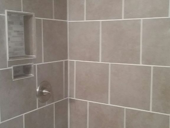 Tub/Shower w/Mosaic shelf