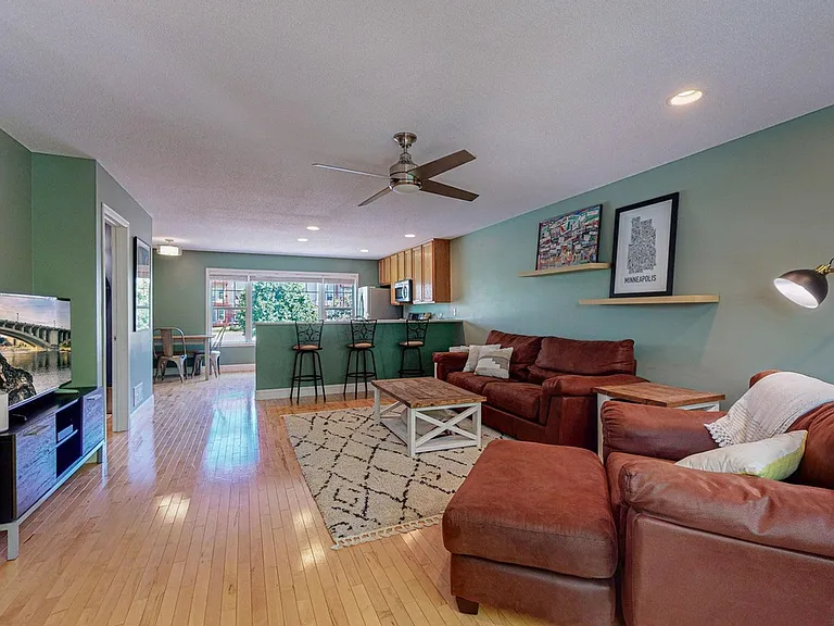 1815 3rd St NE — Photo 3