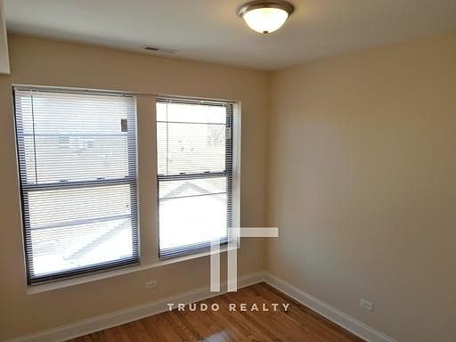 2nd image of 1106 W Balmoral Ave