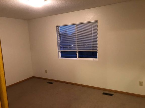 5th image of 854 Edgewater Dr