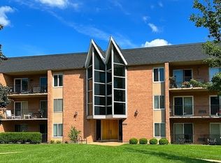 1056 N Mill St APT 306, Naperville, IL 60563