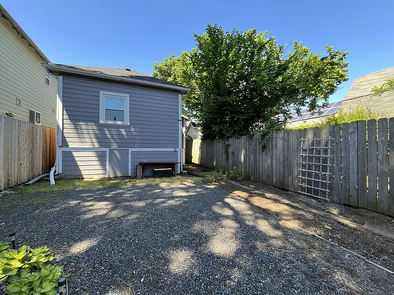 610 NE 79th Ave — Photo 34