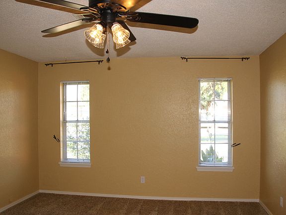 Living room w/ceiling fan
