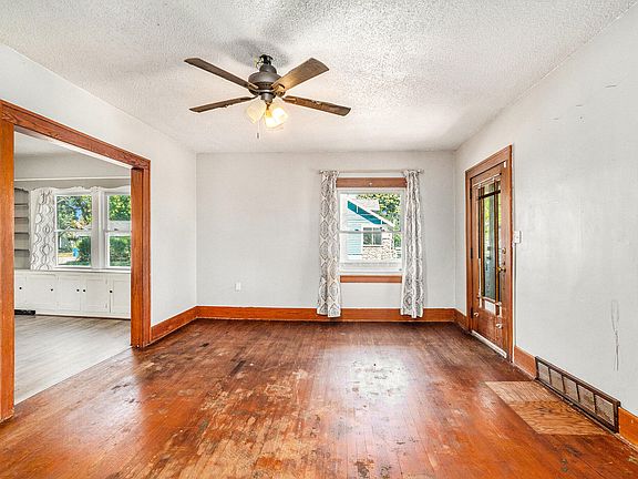 3rd image of 14 Pioneer St