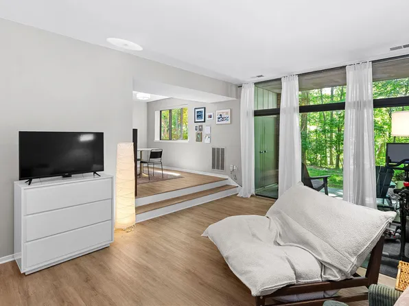 1668 Parkcrest Cir APT 100, Reston, VA 20190