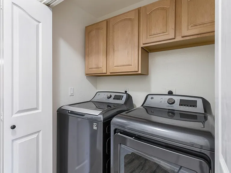 559 W Scott Ave — Photo 40