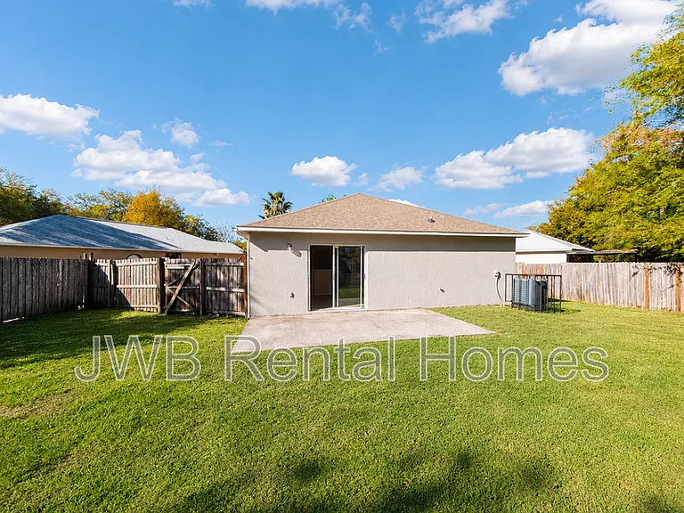 8227 Oak Crossing Dr W — Photo 17