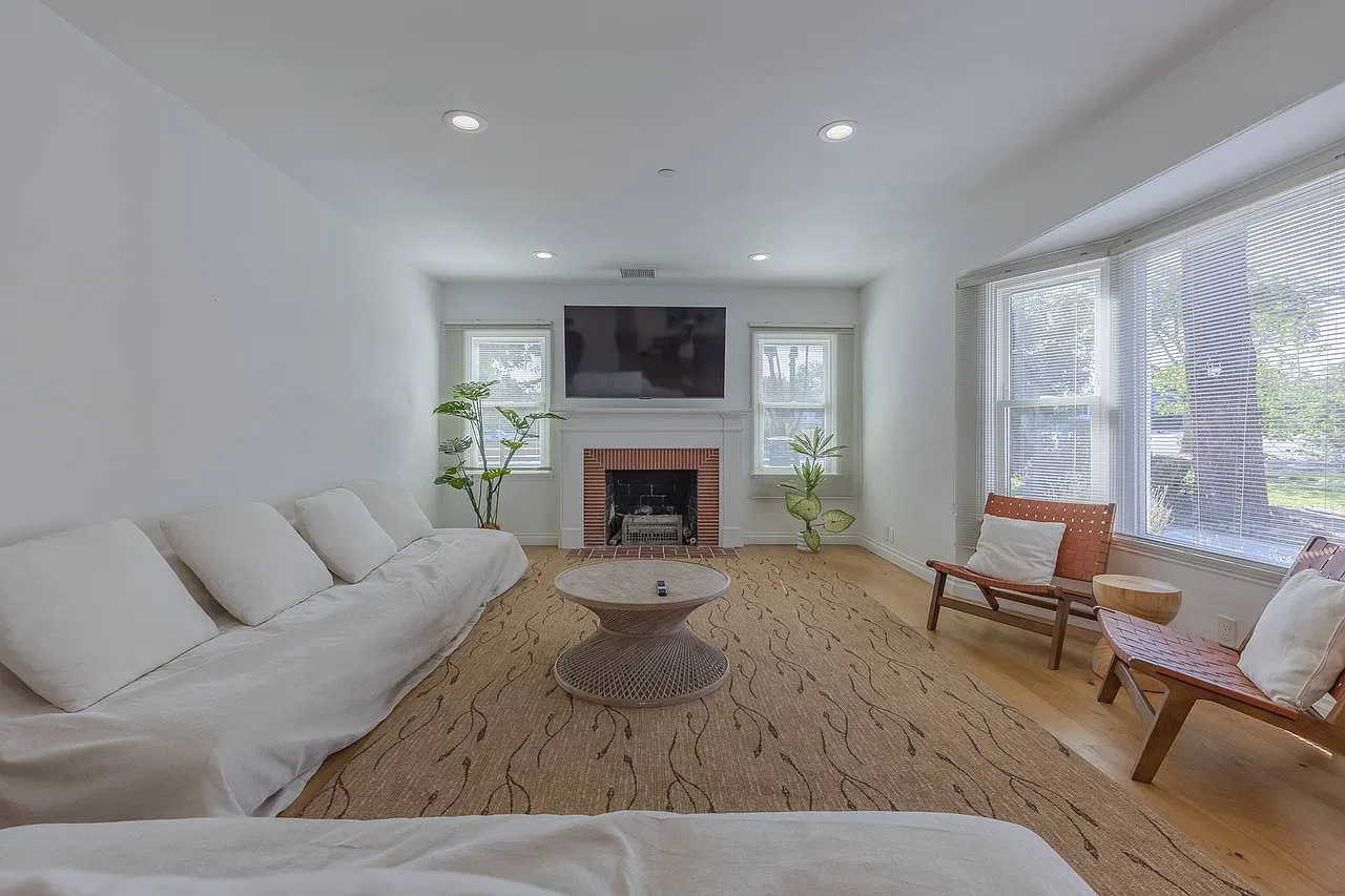 4 bed, 1960 sqft, $9,900 — Photo 3
