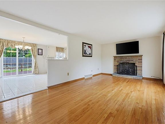 5th image of 31 Benjamin Ave