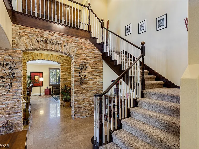 724 Pinnacle Heights Ln — Photo 9